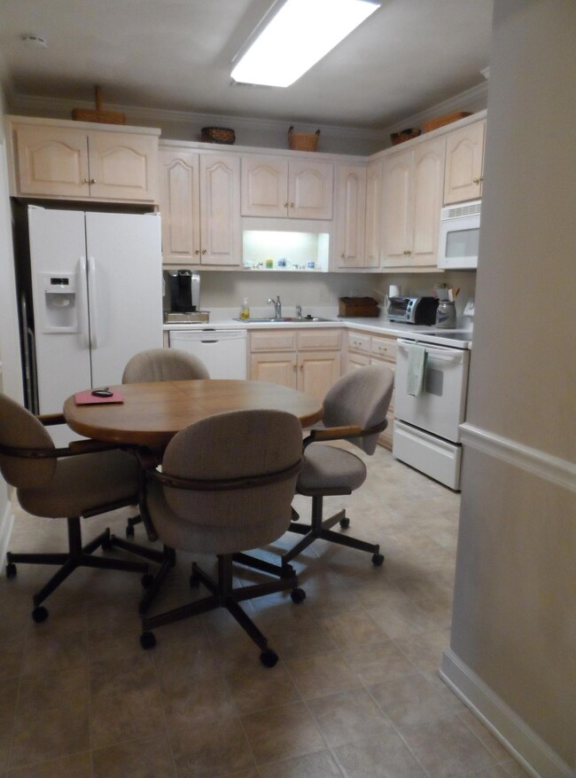 eat-in kitchen