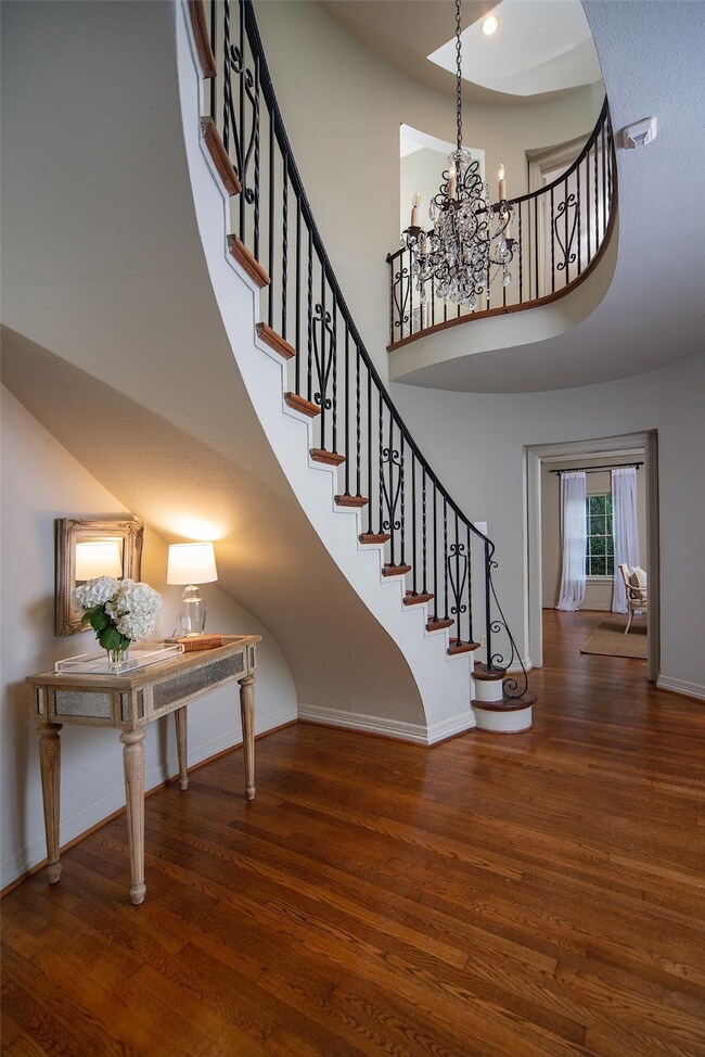 2153 Inwood Dr, Houston, TX 77019 - photo 2