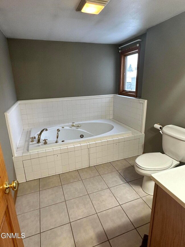 401 8th St NE, Jamestown, ND 58401 - photo 5