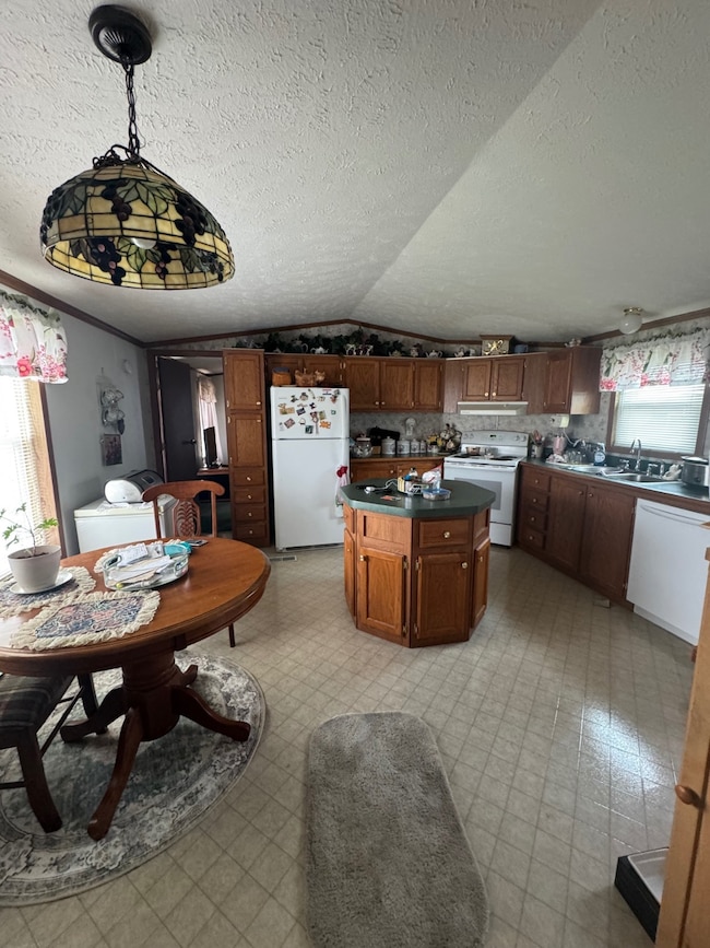 Kitchen lots of cabinet, appliances
