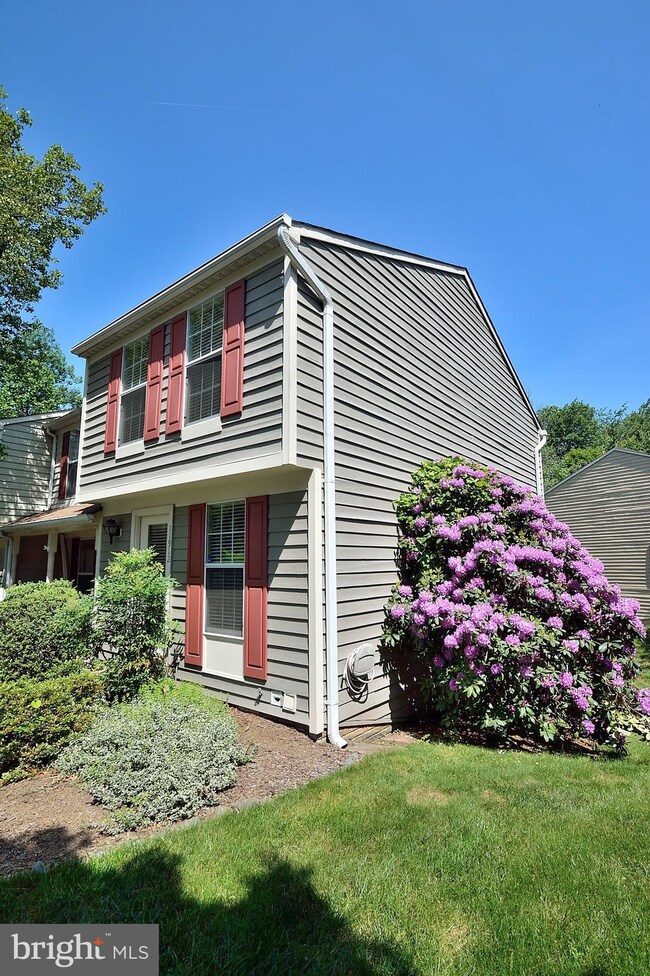 11912 Fieldthorn Ct, Reston, VA 20194 - photo 2