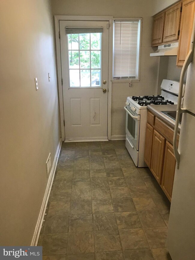 1033 Wedgewood Rd, Baltimore, MD 21229 - photo 4