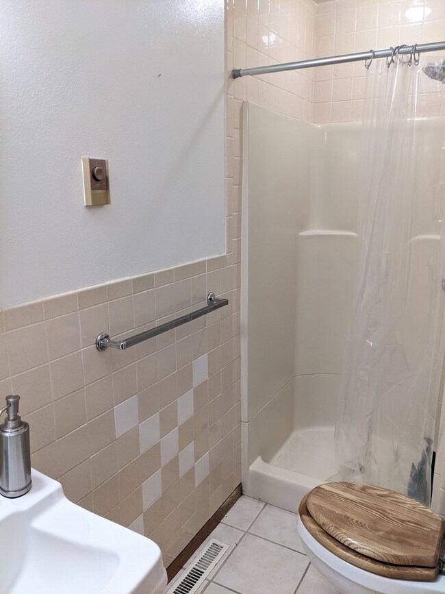 330 Oak Ridge Dr, Freeport, IL 61032 - photo 7