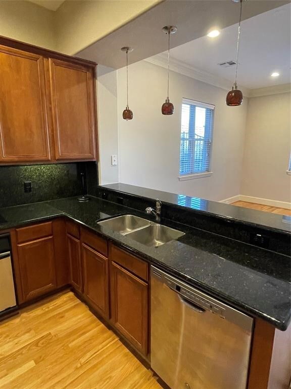 Double sinks in kitchen