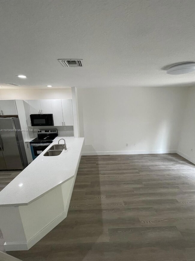 5725 NW 114th Path unit 106, Doral, FL 33178 - photo 4