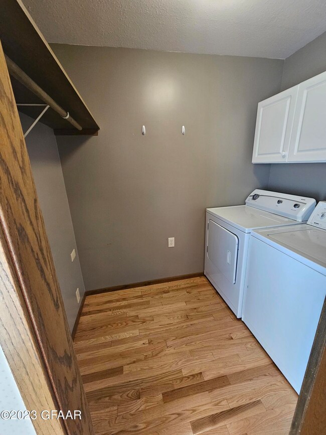 2302 W Springbrook Ct, Grand Forks, ND 58201 - photo 4