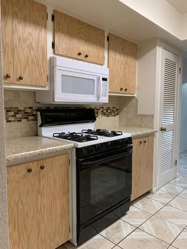 15315 Mineral Ct, Horizon City, TX 79928 - photo 3