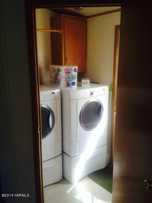 401 Schut laundry room