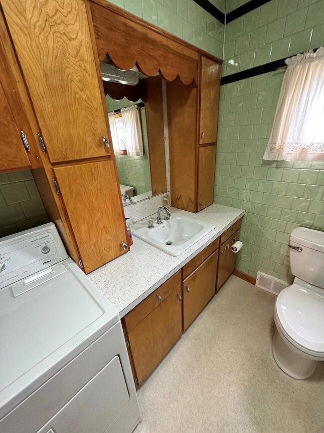 Main Bath_Sink Area