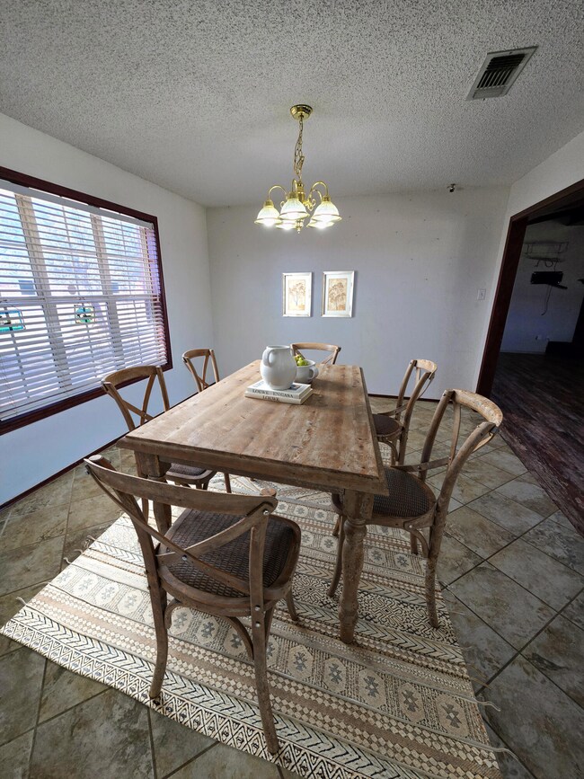 6005 Valencia_kitchen