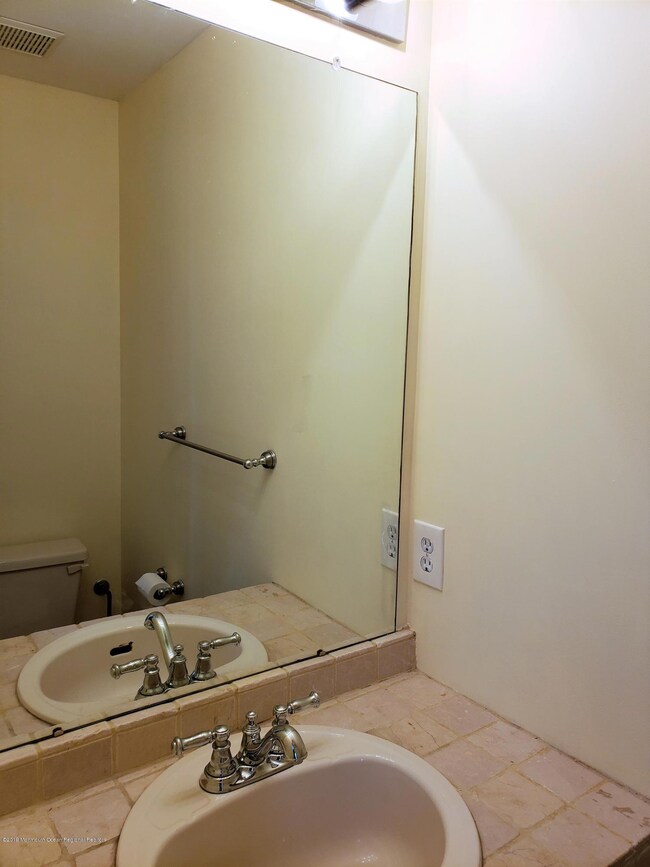 19 Haverford halfbathroom