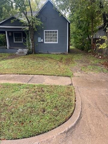 View of front of home featuring a front lawn