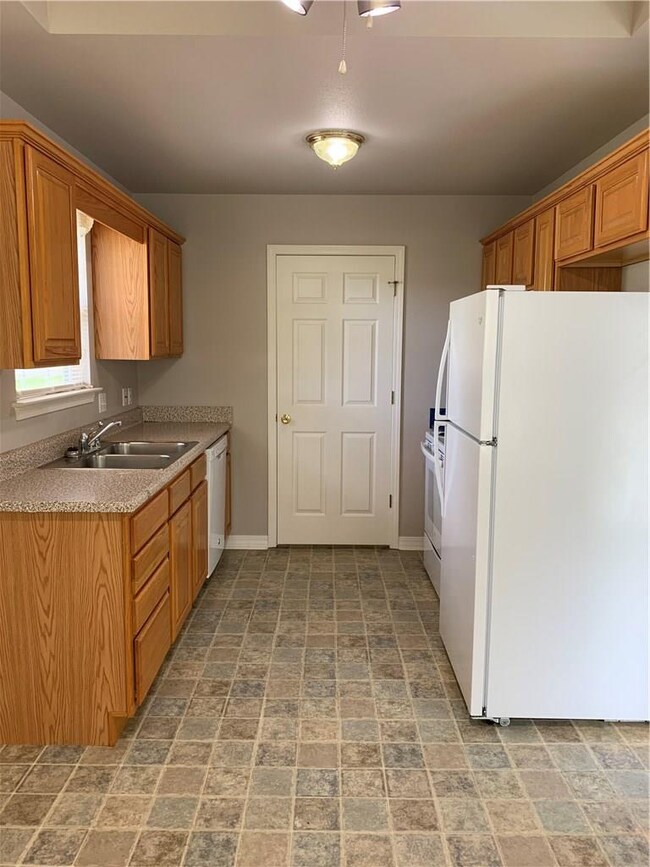 105 E Mccormick St, Prairie Grove, AR 72753 - photo 7