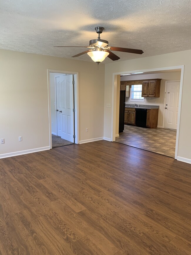 385 Forrestwood Dr, Manchester, TN 37355 - photo 2