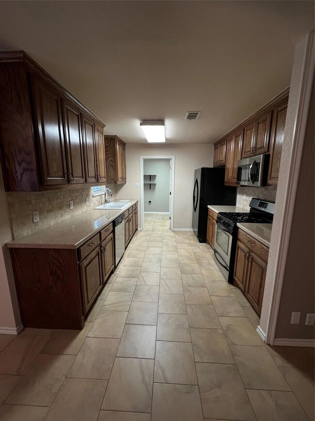 613 Willow St, Hurst, TX 76053 - photo 4