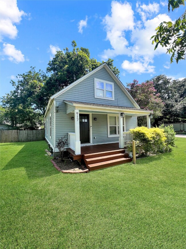 917 W Lang St, Alvin, TX 77511 - photo 2