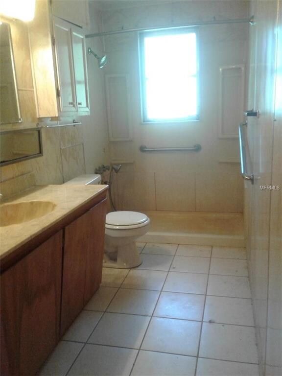 Large main bathroom
