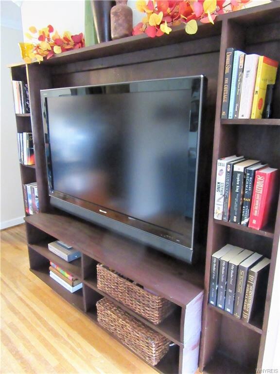 Nice built in for the flat screen (t.v. negotiable