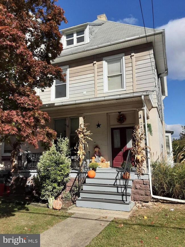 2423 Fairview Ave unit 2, Reading, PA 19606 - photo 2