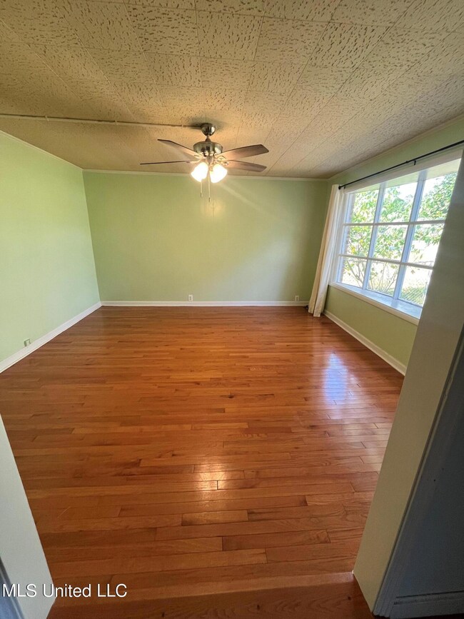 395 Rich Ave Pic 6