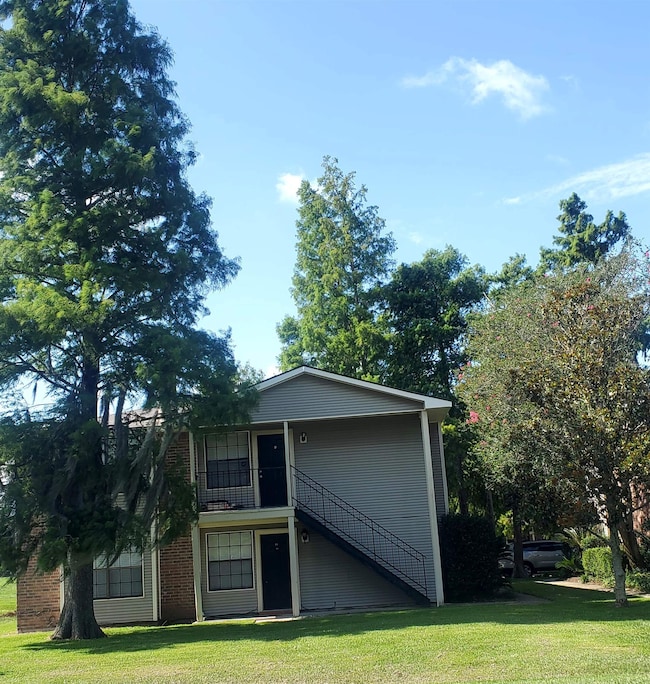 Upstairs 2bd/2ba unit overlooking quiet wooded are
