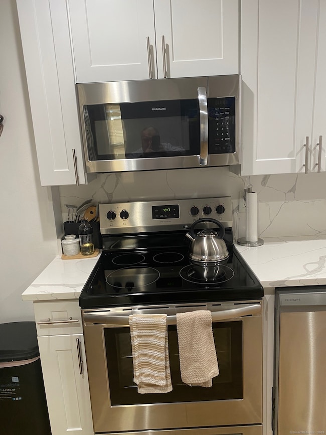 Electric range w oven, cooktop and overhead microwave