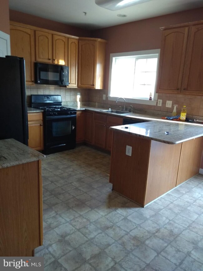 3313 Castle Ridge Cir #30, Silver Spring, MD 20904 - photo 2