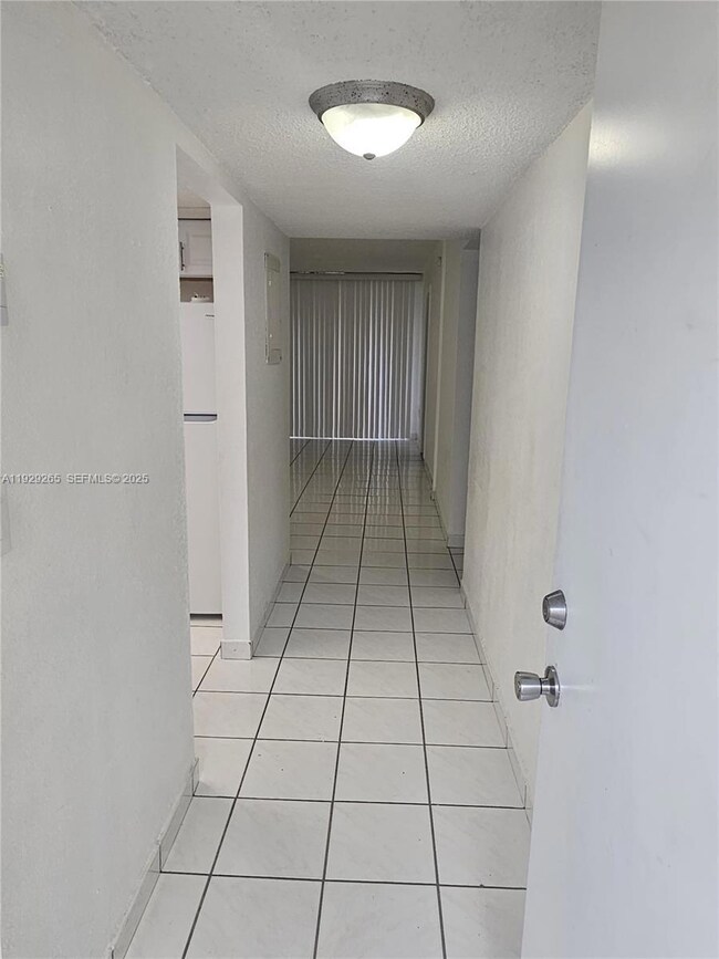 Samari Lake unit 2430, Hialeah, FL 33016 - photo 2