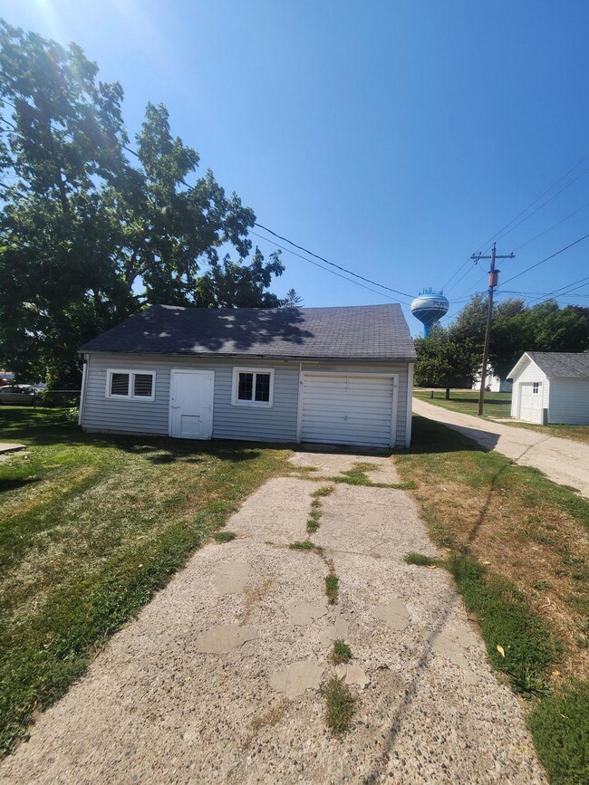 130 6th St SW, Plainview, MN 55964 - photo 5