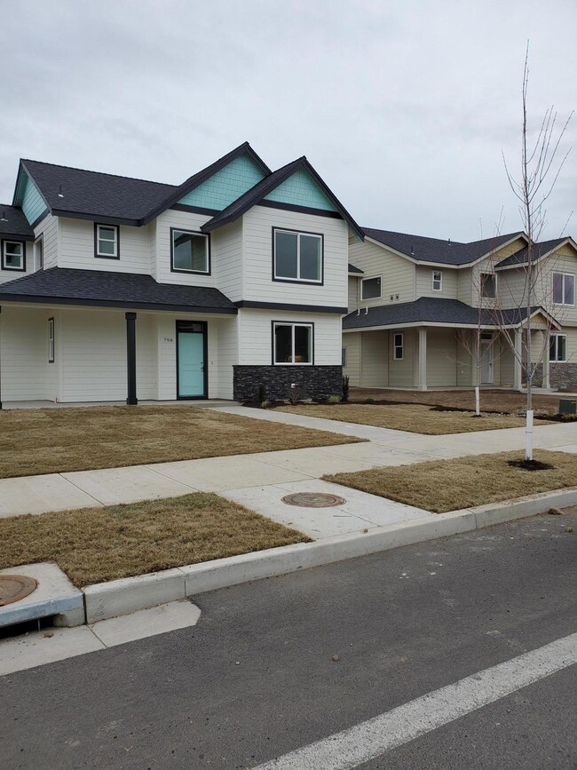 798 NW 27th St, Redmond, OR 97756 - photo 2