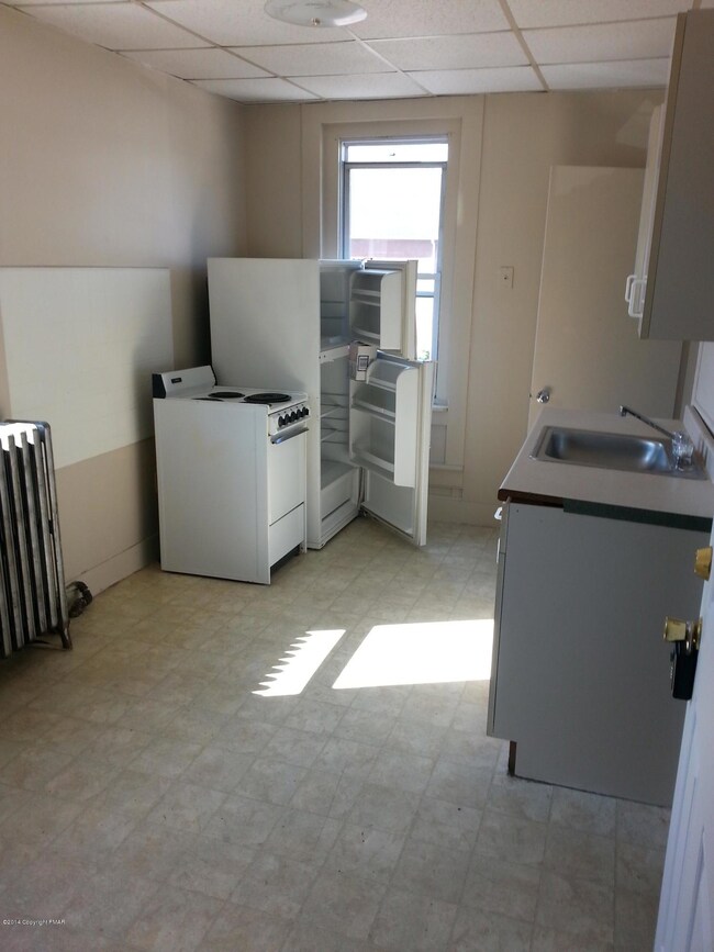 717 Monroe St unit 4, Stroudsburg, PA 18360 - photo 3