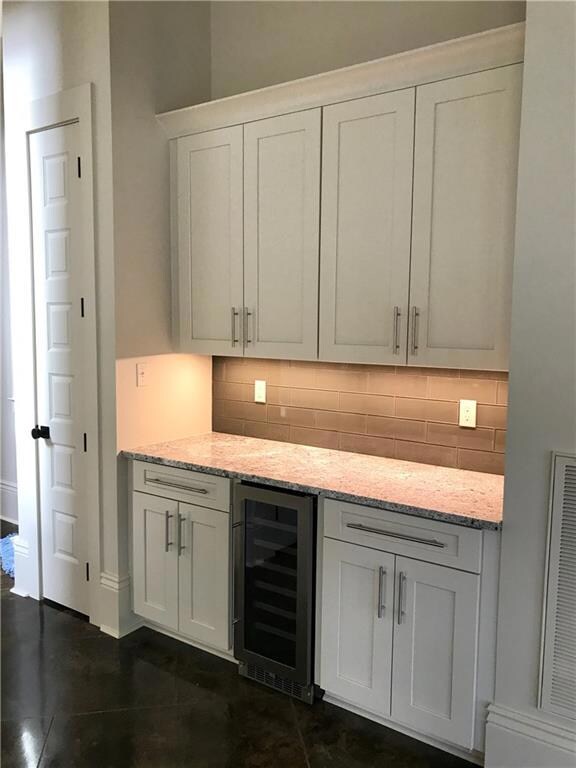 Butler's Pantry/Bar