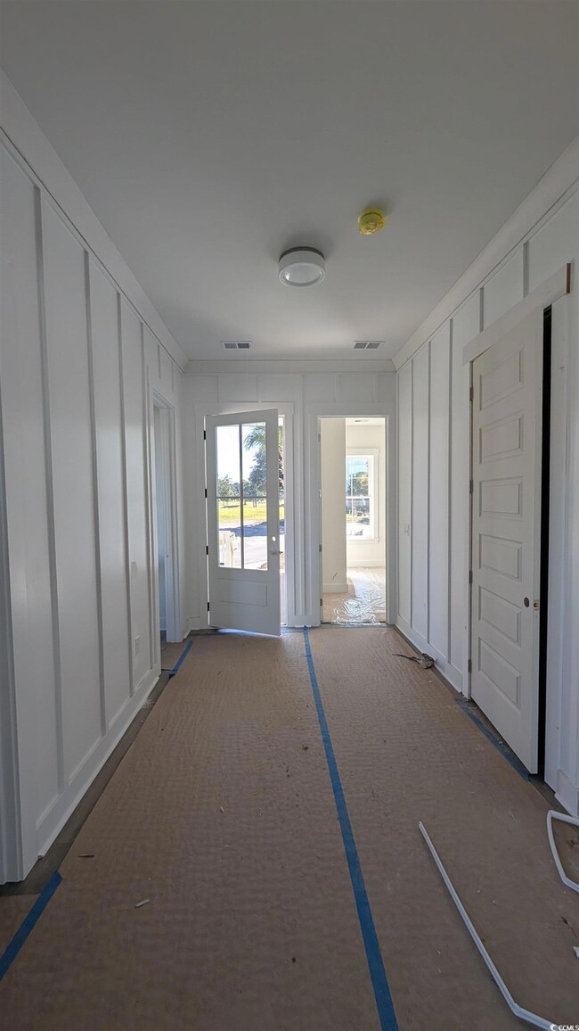 Empty room with a decorative wall and crown molding