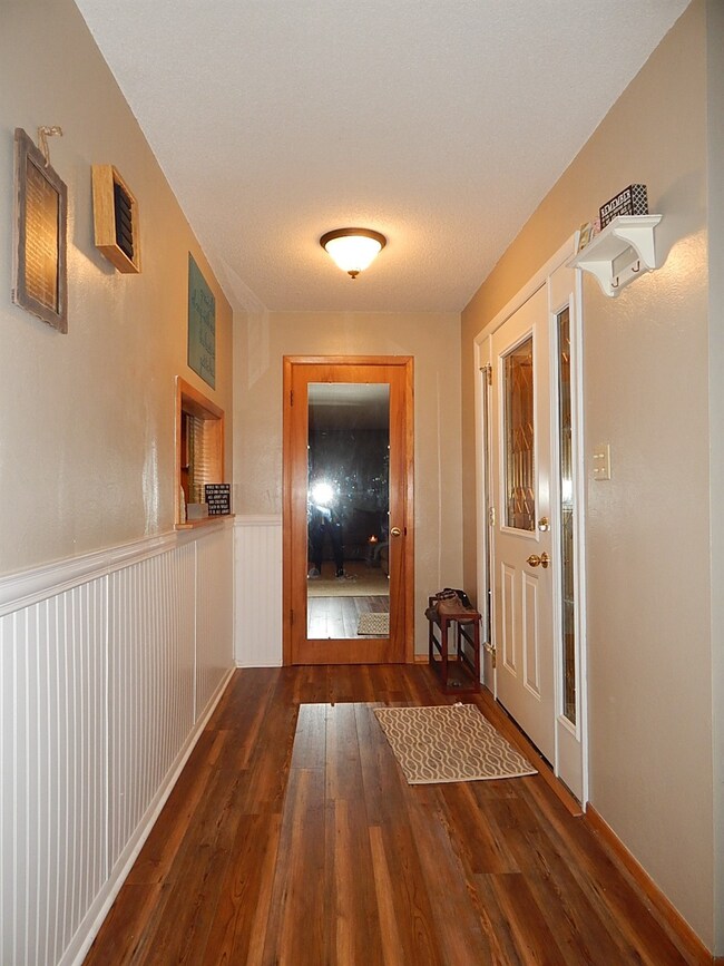 907 N Jefferson St, Ossian, IN 46777 - photo 2