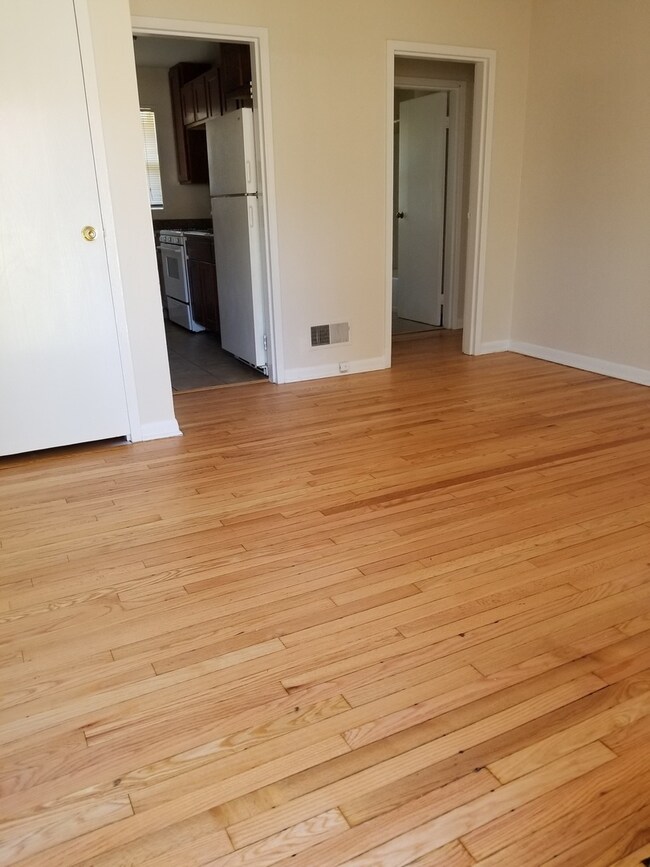 706 N Linden Ave unit 706, Waukegan, IL 60085 - photo 3