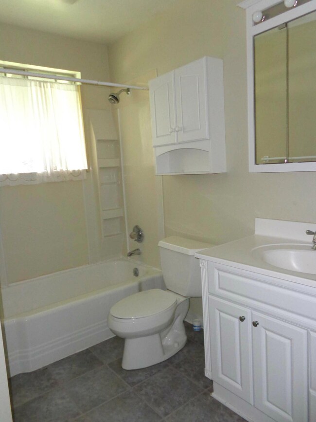 1 Hillcrest Lane bath