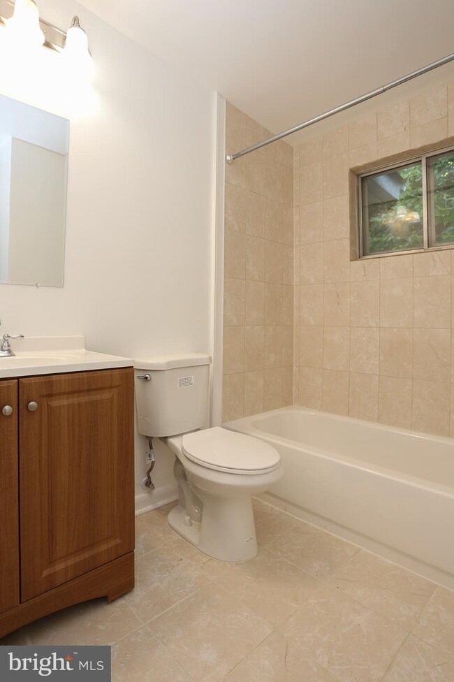 6827 Barnett Rd, Baltimore, MD 21239 - photo 5