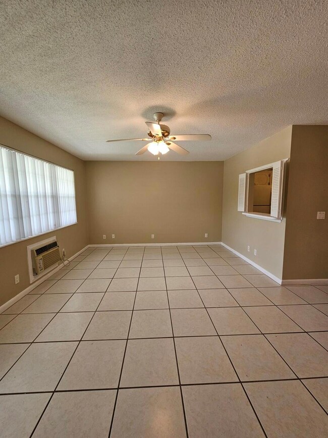 289 Camden L, West Palm Beach, FL 33417 - photo 2