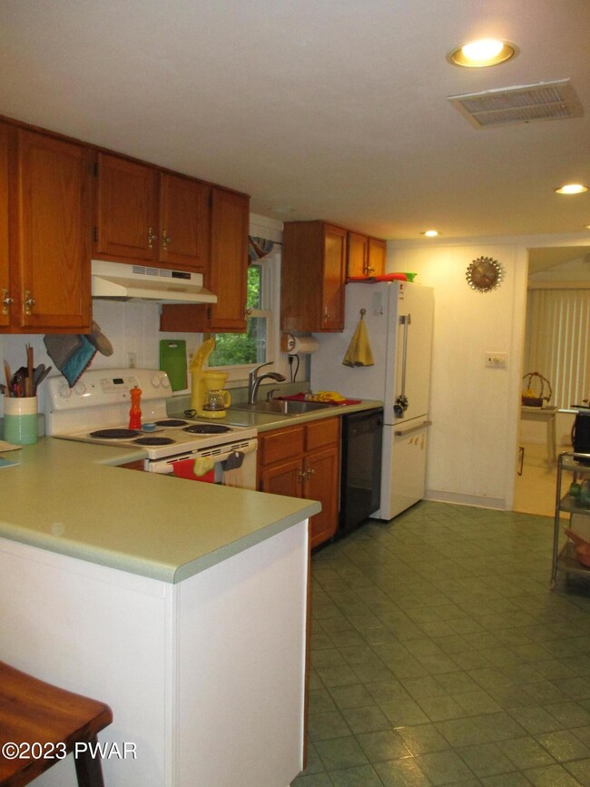 102 Cougar Ct, Dingmans Ferry, PA 18328 - photo 7