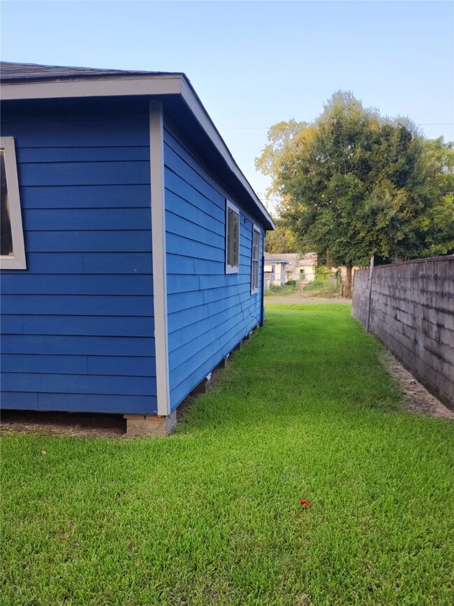 9225 Sandra St, Houston, TX 77016 - photo 4