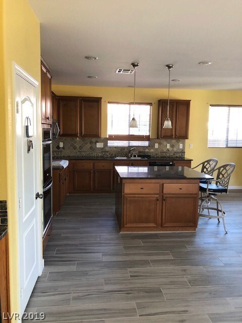 10986 Cherokee Landing St, Las Vegas, NV 89179 - photo 3