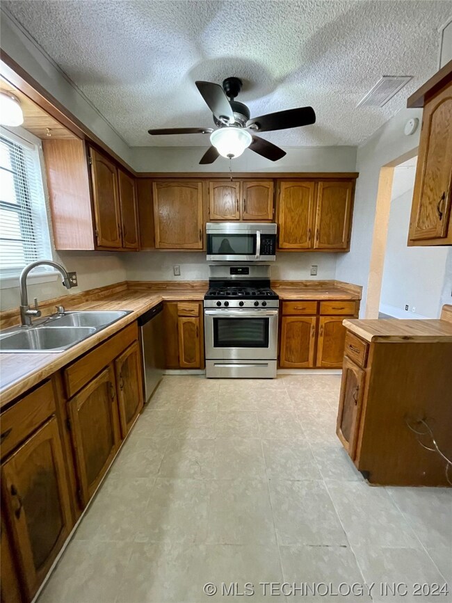 1365 E 144th St, Glenpool, OK 74033 - photo 4