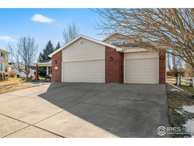 756 SqFt Attached 3-Car Garage