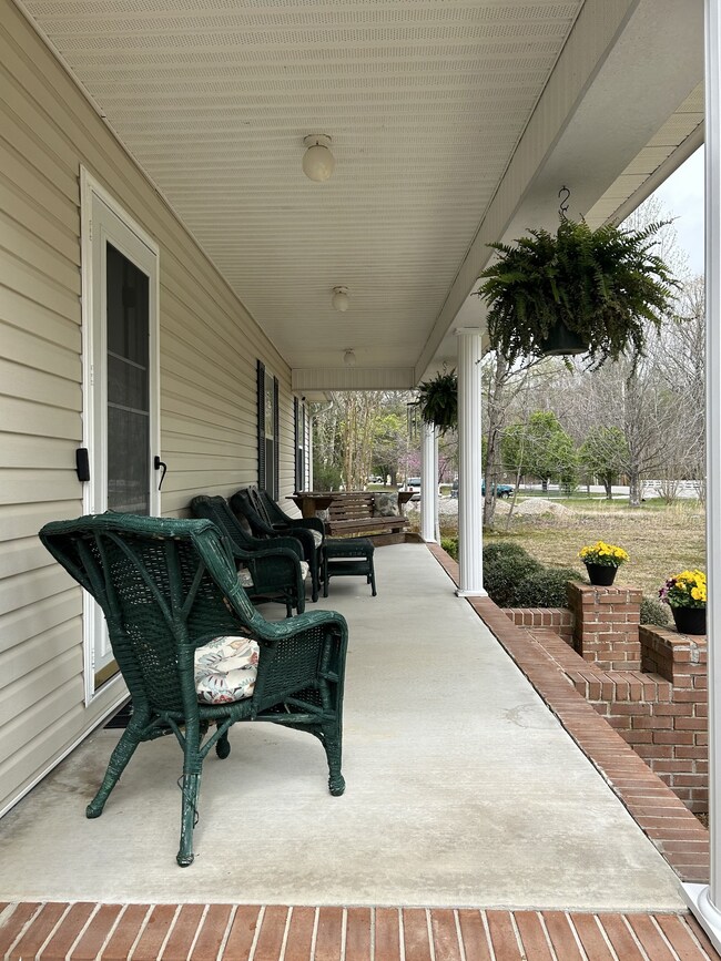 Perfect front porch for enjoying the peace and quiet!!
