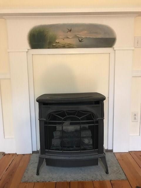 A closer view of the painted mantel....