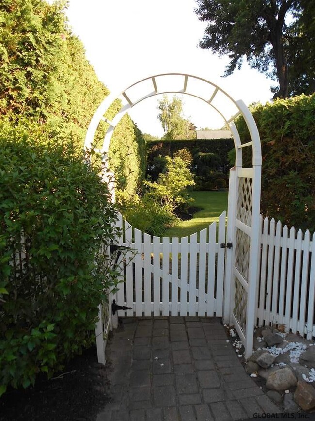 31 Bayberry Rd, Schenectady, NY 12306 - photo 4