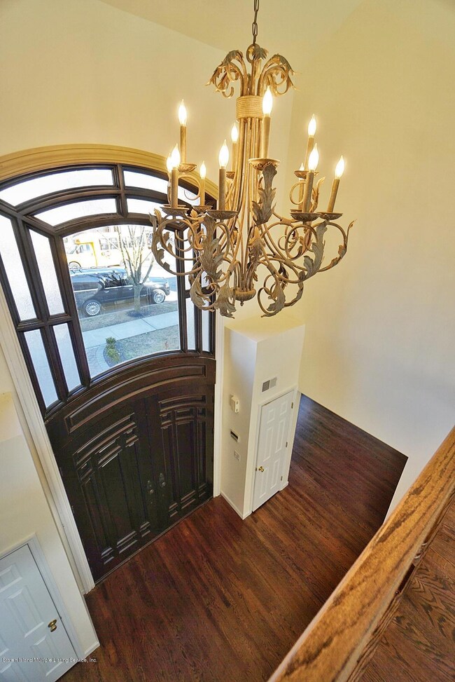 (4) Entry Foyer