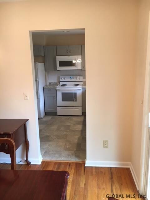 11 Chestnut Ct, Rensselaer, NY 12144 - photo 3