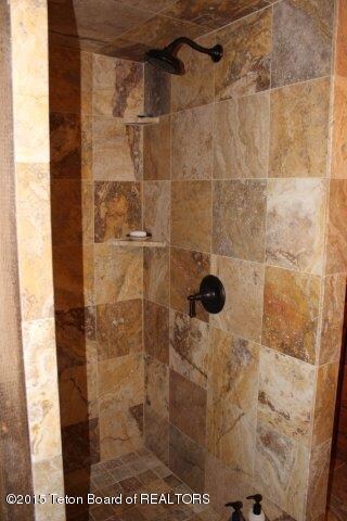 Bathroom 2 (2)