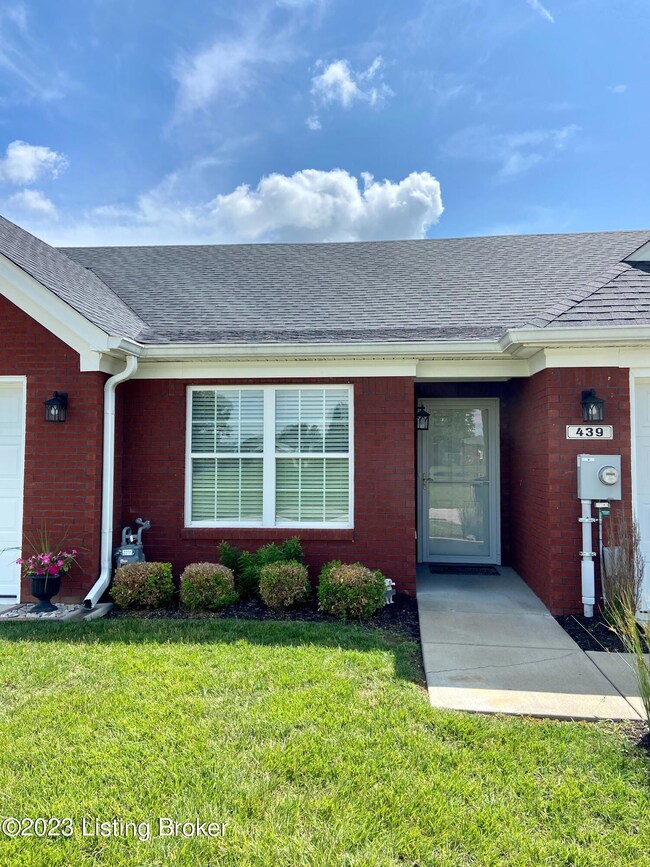 439 Woodlake Dr, Mount Washington, KY 40047 - photo 2